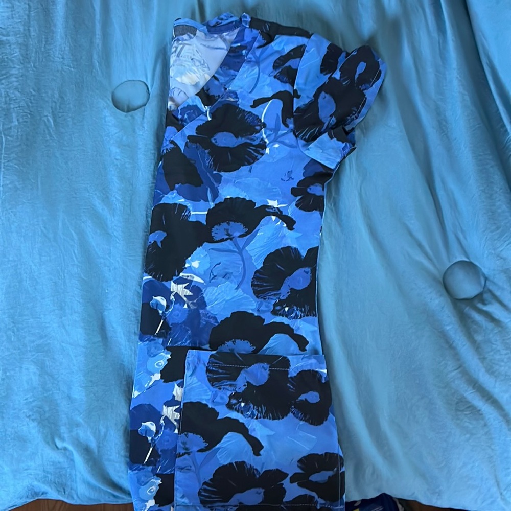 XS GT performance scrub top.Does have some wearing (pictured but that’s the only